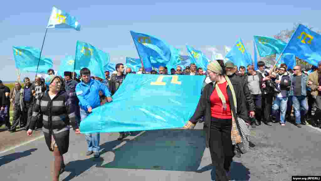 Тысячи крымских татар приехали 3 мая к Армянску, чтобы встретить своего лидера Мустафу Джемилева, ехавшего домой из Киева. Они прорвали живой щит спецназа, требуя впустить Джемилева в Крым. Однако российские пограничники отказались впустить Джемилева. Днем ранее ему не дали вылететь в Симферополь из Москвы, после чего он отправился в Киев, откуда на автомобиле доехал до Армянска – города на административной границе Крыма. Исполняющий обязанности главы Крыма Сергей Аксенов заявил, что Джемилев хотел прилететь на полуостров «с целью дестабилизировать обстановку» по заданию западных спецслужб.