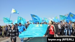 Кримські татари на Турецькому валу в очікуванні Мустафи Джемілєва. 3 травня 2014 року