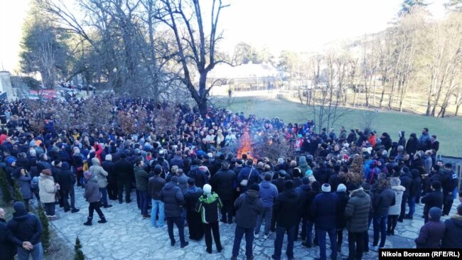 Paljenje badnjaka u organizaciji SPC pred Cetinjskim manastirom