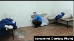 Иван Вшивков в камере отделения полиции