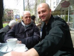 Писателот Благој Иванов и приредувачот Игор Анѓелков на една од нивните средби пред книжарницата „Или-Или“