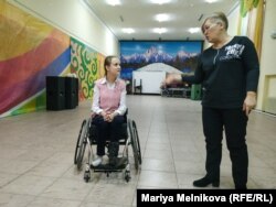 Анна Фролова со своим тренером Раей Бершбаевой. Уральск, 4 ноября 2019 года.