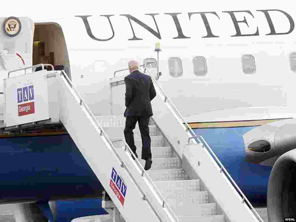 მაღალი სტუმარი საქართველოს ტოვებს - აშშ-ის ვიცე-პრეზიდენტი ჯოზეფ ბაიდენი თვითმფრინავის ტრაპზე ადის.