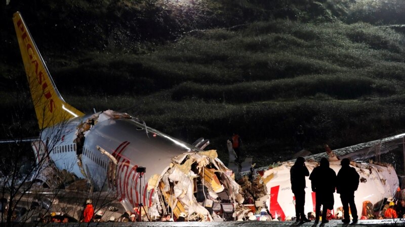 Авион од Истанбул се лизна од пистата, над 50 повредени 