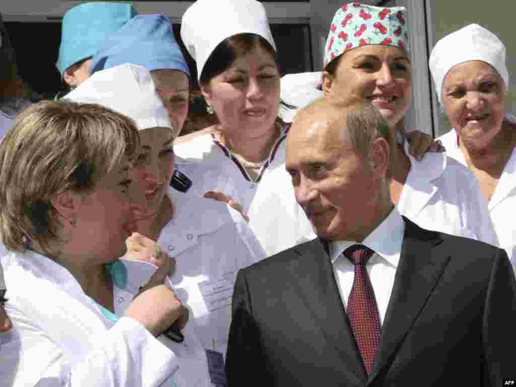 Путин на средба со медицински сестри во главниот град на Абхазија, Сукуми