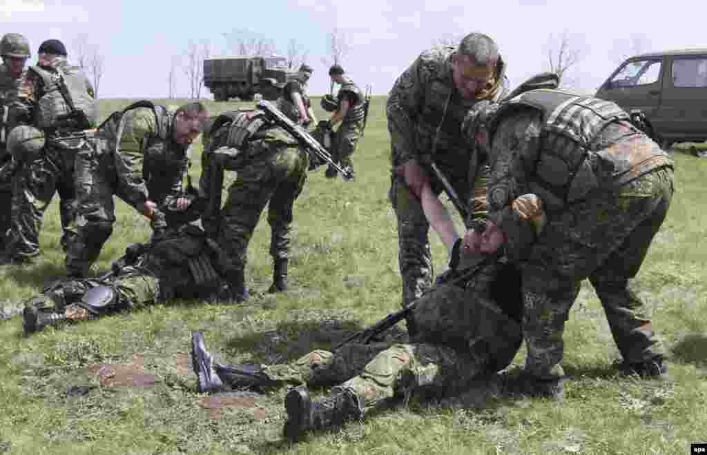 Українські військові під час тренувальних навчань неподалік Маріуполя, 30 квітня 2015 року