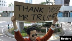 Një qytetar në Hong Kong mban në duar një pano ku shkruan "Faleminderit zoti Trump".