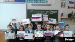 Удаленное из Twitter директора самарской школы №162 имени Юрия Гагарина Елены Кочкуровой фото. В верхнем правом углу — портрет Путина. 