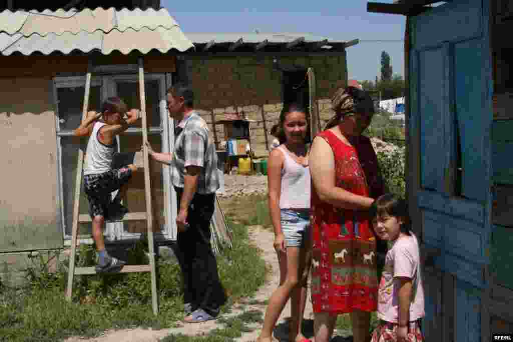 Жительница Шанырака Корлан Даубаева со своими и соседскими детьми. Микрорайон Саялы, 11 июля 2009 года.