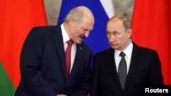 Аляксандар Лукашэнка (зьлева) і Ўладзімер Пуцін