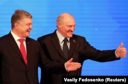 Президент України Петро Порошенко (ліворуч) і президент Білорусі Олександр Лукашенко. Гомель, 26 жовтня 2018 року