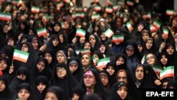 A Baszidzs milíciához (Önkéntes Véderő) tartozó iráni nők a szervezetük tiszteletére rendezett ünnepségen Teheránban 2019. november 24-én