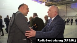 Журналіст Сергій Андрушко (л) і віце-прем’єр Степан Кубів (п)