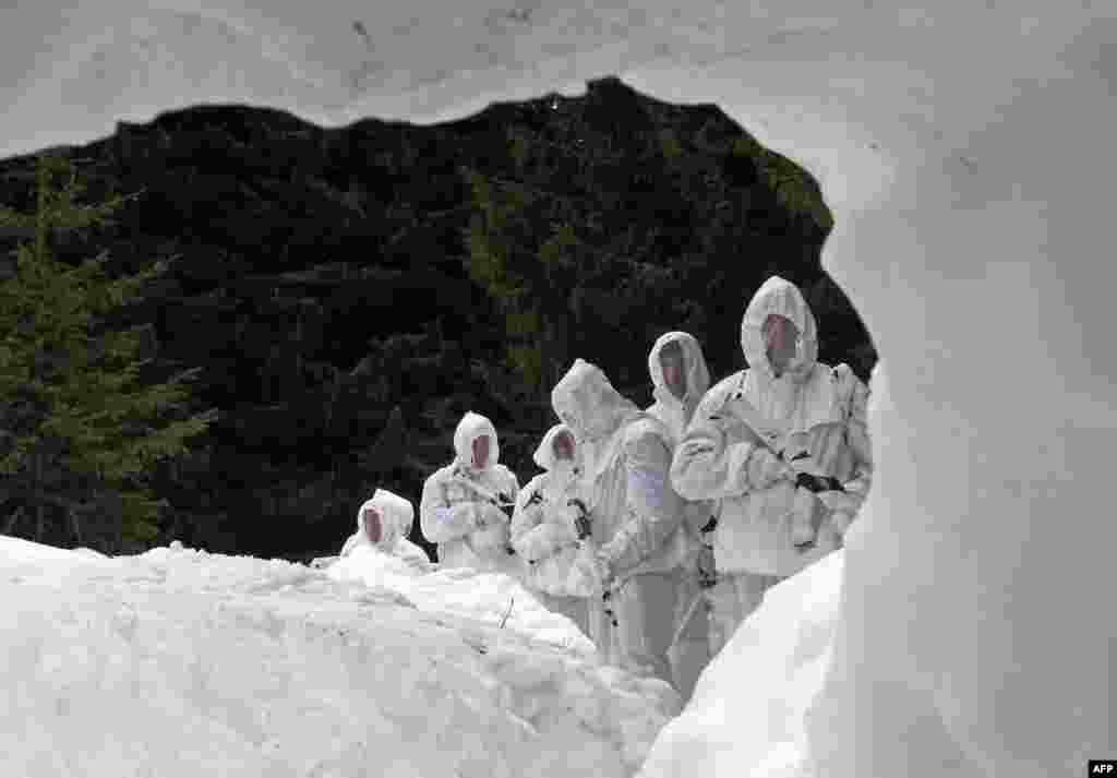 Soldiers of the Serbian Army's special reconnaissance forces take part in winter training at Kopaonik Mountain, 200 kilometers south of Belgrade. (AFP/Sasa Djordjevic)