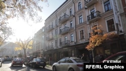 «Схеми» також запитали чиновницю про право державного «Укрексімбанку» на будівлю на Борисоглібській