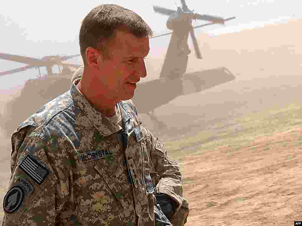 ژنرال استنلی مک‌کریستال، فرمانده نیروهای نظامی آمریکا در افغانستان که در ژوئن ۲۰۱۰ استعفا داد