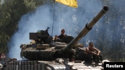 Украинские солдаты на танке патрулируют близ города Дебальцеве на востоке Украины. 3 августа 2014 года. 