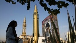 Портрет Высшего руководителя Ирана Великого аятоллы Али Хаменеи и новые иранские ракеты на уличной выставке в Тегеране. 2019 год