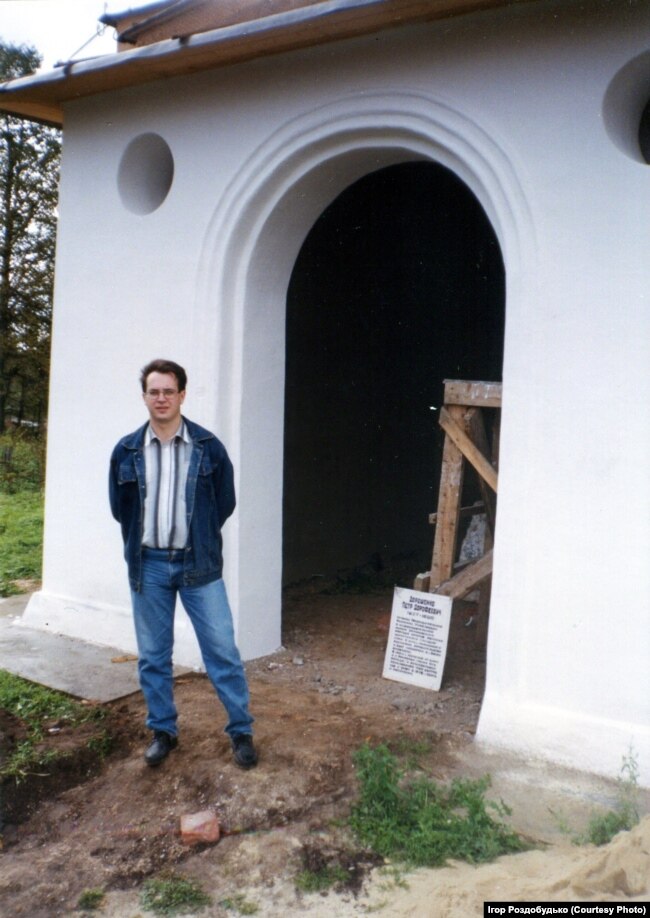 Автор статті біля могили Дорошенка, 1999 рік