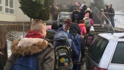 Djeca na putu u školu u vrijeme protesta