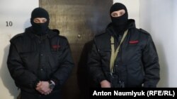 Силовики в анексованому Криму під час обшуку в помешканні Еміля Курбедінова