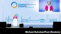 Глава Европейской комиссии Урсула фон дер Ляйен выступает на конференции по восстановлению Украины в Лугано, Швейцария, июль 2022 года