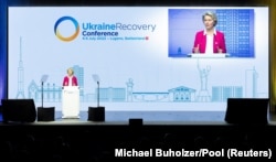 Președinta Comisiei Europene, Ursula von der Leyen, vorbește în timpul Conferinței pentru redresarea Ucrainei de la Lugano, Elveția, în iulie.