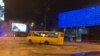Маршрутка, яка застрягла поруч із ТРЦ Осean Plaza внаслідок підмиву асфальтового покриття, Київ, 13 січня 2020 року
