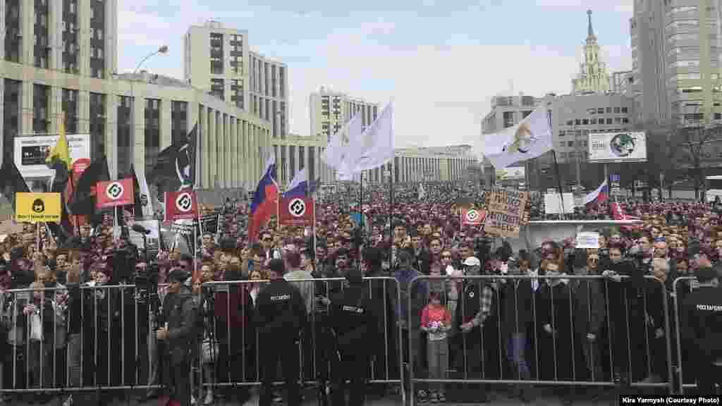 РУСИЈА - Во Москва се одржаа нови протести против напорите на руските власти за блокирање на апликацијата за пораки Телеграм. Опозицискиот активист Алексеј Навални беше еден од присутните на протестите организирани од Либертарската партија која обидите да се блокира Телеграм ги нарече национална срам.