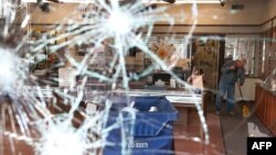 Разбитая во время беспорядков в Фергюсоне витрина, 25 ноября 2014 года. 