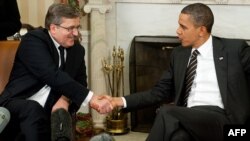 U.S. President Barack Obama shakes hands with Polish President Bronislaw Komorowski (left) at the White House.