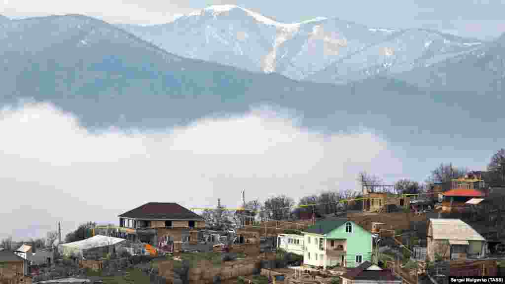 Краєвид на гори в селищі Лучисте