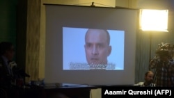 خبرنگاران در پاکستان و مشاهده ویدیویی که اعترافات کولبوشان جاداو را نشان می دهد