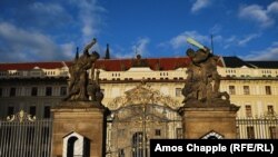 Прага шаарындагы "Пражский Град" аталган тарыхый жайдын дарбазасы. Адатта бул дарбазанын эки тарабында эки сакчы тураар эле. Эми сакчылардын орду ээнсиреп бош калды. <br />
