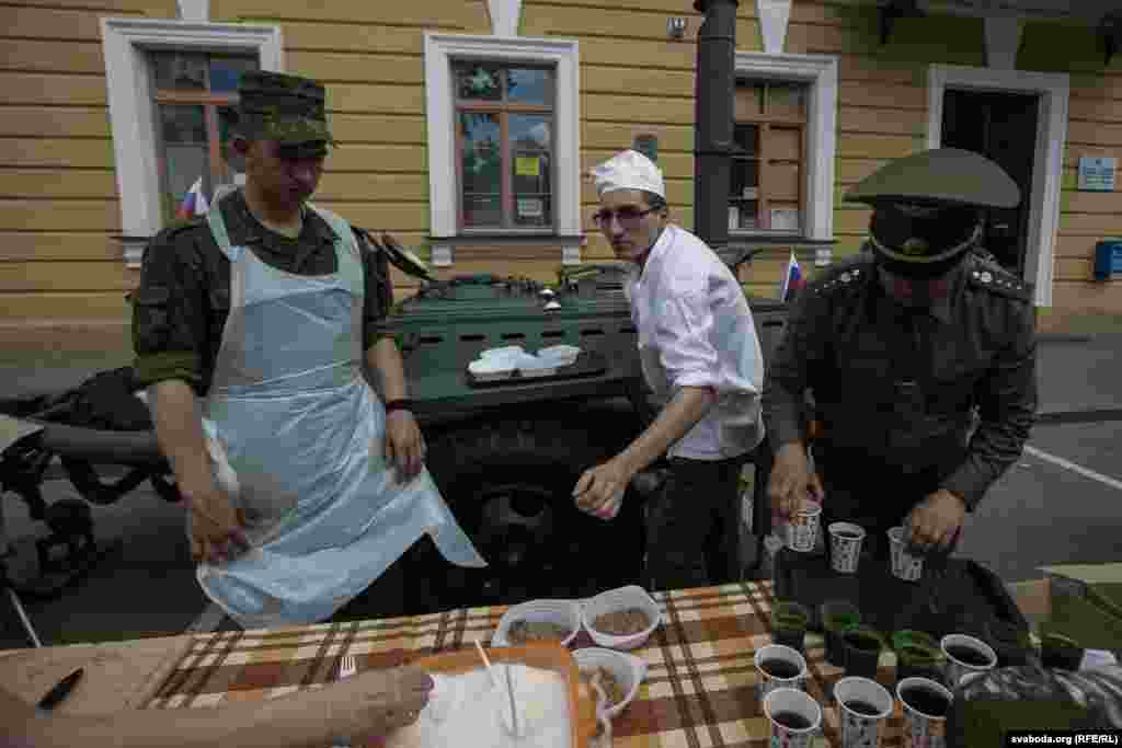 Беларускія вайскоўцы раздаюць кашу.