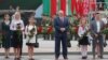 Аляксандар Лукашэнка падчас цырымоніі ўскладаньня кветак на плошчы Перамогі 
