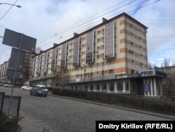 Закрытые в 2014 году и не занятые новыми арендаторами магазины на проспекте Ильича в центре Донецка