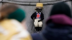 Един от символите на Брюксел - Манекен пис, облечен в британския си костюм в навечерието на Брекзит
