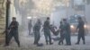 Полиция уносит раненого в результате взрыва в Кабуле, 31 октября 2017 