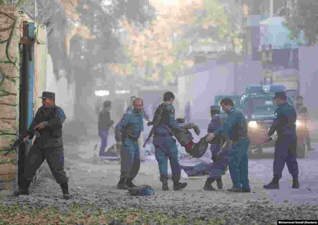 АВГАНИСТАН - Најмалку тројца загинале, а над 15 биле повредени во самоубиствен бомбашки напад во дипломатската зона Вазир Акбар Хан, во Кабул, Авганистан. Портпаролот на полицијата во Кабул рече дека бомбашот-самоубиец бил на мотор и имал 12 или 13 години. Одговорноста за нападот ја презеде исламска држава.
