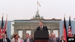 Ronald Reagan, Berlinul de Vest, în faţa porţii Brandenburg, 12 iunie 1987