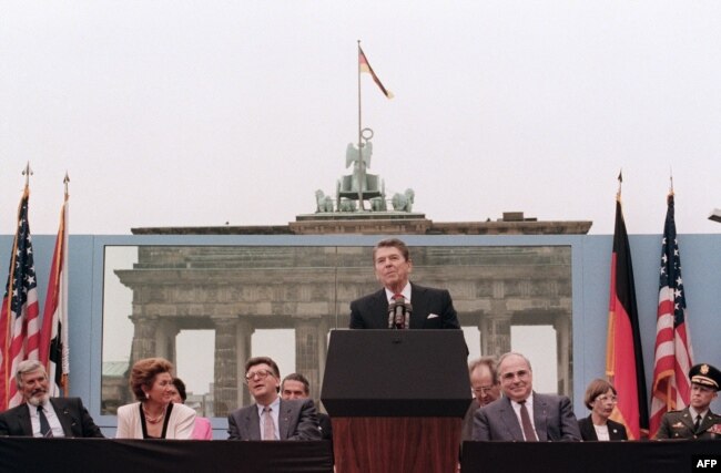 Президент США Рональд Рейган выступает с речью в Западном Берлине, в которой он призвал Горбачева снести Берлинскую стену. 12 июня 1987 года