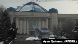 Реклама государственной программы «Рухани жангыру» рядом со зданием музея по проспекту Назарбаева в Алматы. 9 февраля 2018 года.