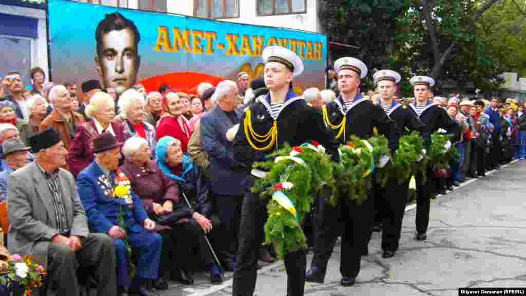 Почесна варта віддає данину пам&#39;яті Амет-хана Султана в Алупці, 25 жовтня