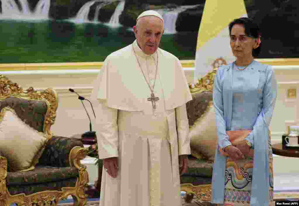 &nbsp;Papa Françesku dhe liderja civile në Birmani, Aung San Suu Kyi.