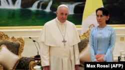 Papa Francis (solda) Aung San Suu Kyi ilə görüşdə, 28