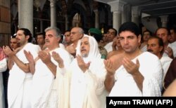 به همراه پدرش رفیق حریری در مراسم حج سال ۲۰۰۳ (هر دو در سمت چپ تصویر)