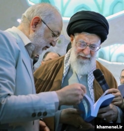 علیرضا مختارپور قهرودی در حال گفت‌وگو با آیت‌الله خامنه‌ای در نمایشگاه کتاب امسال