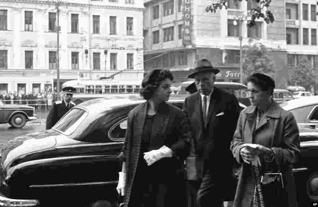 Powers&#39; wife, Barbara (left), is accompanied by her lawyer, Alexander Parker, and her mother, Monteen Brown, as she arrives for her husband&#39;s trial.