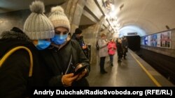 Люди в захисних масках в метрополітені Києва
